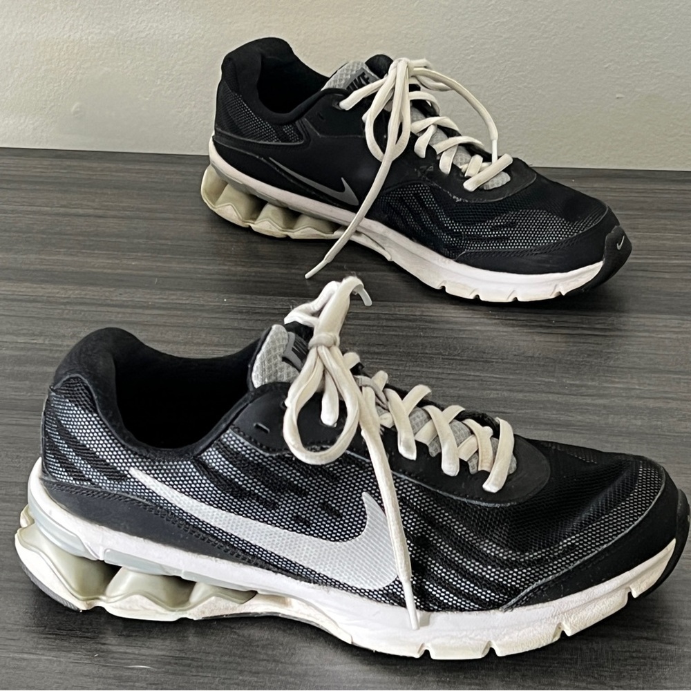 NIKE 6Y Boys Black with white swoosh with white rubber sole. Lace Up.